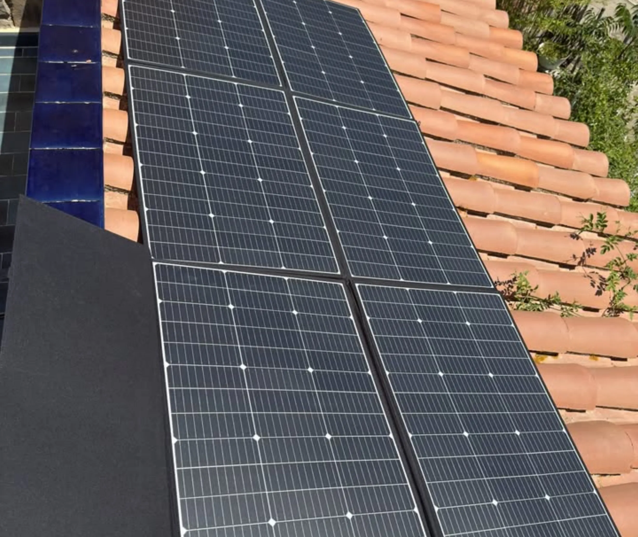 Does rain clean solar panels?
